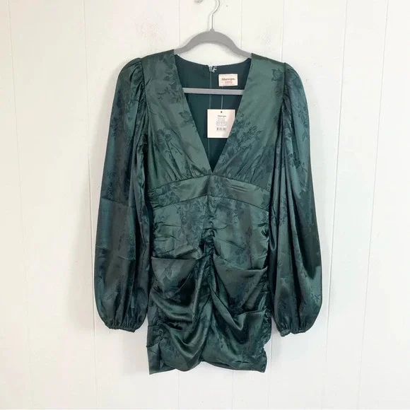 NWT Showpo RICHMOND JACQUARD FLORAL LONG SLEEVE RUCHED MINI DRESS GREEN SZ 4 - Picture 2 of 15